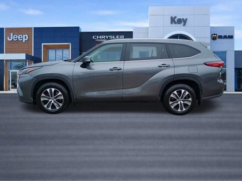 Used 2023 Toyota Highlander XLE image 2