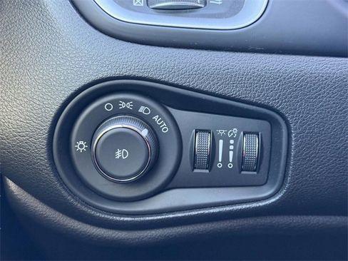 Used 2018 Jeep Renegade Latitude w/ Popular Equipment Group image 15