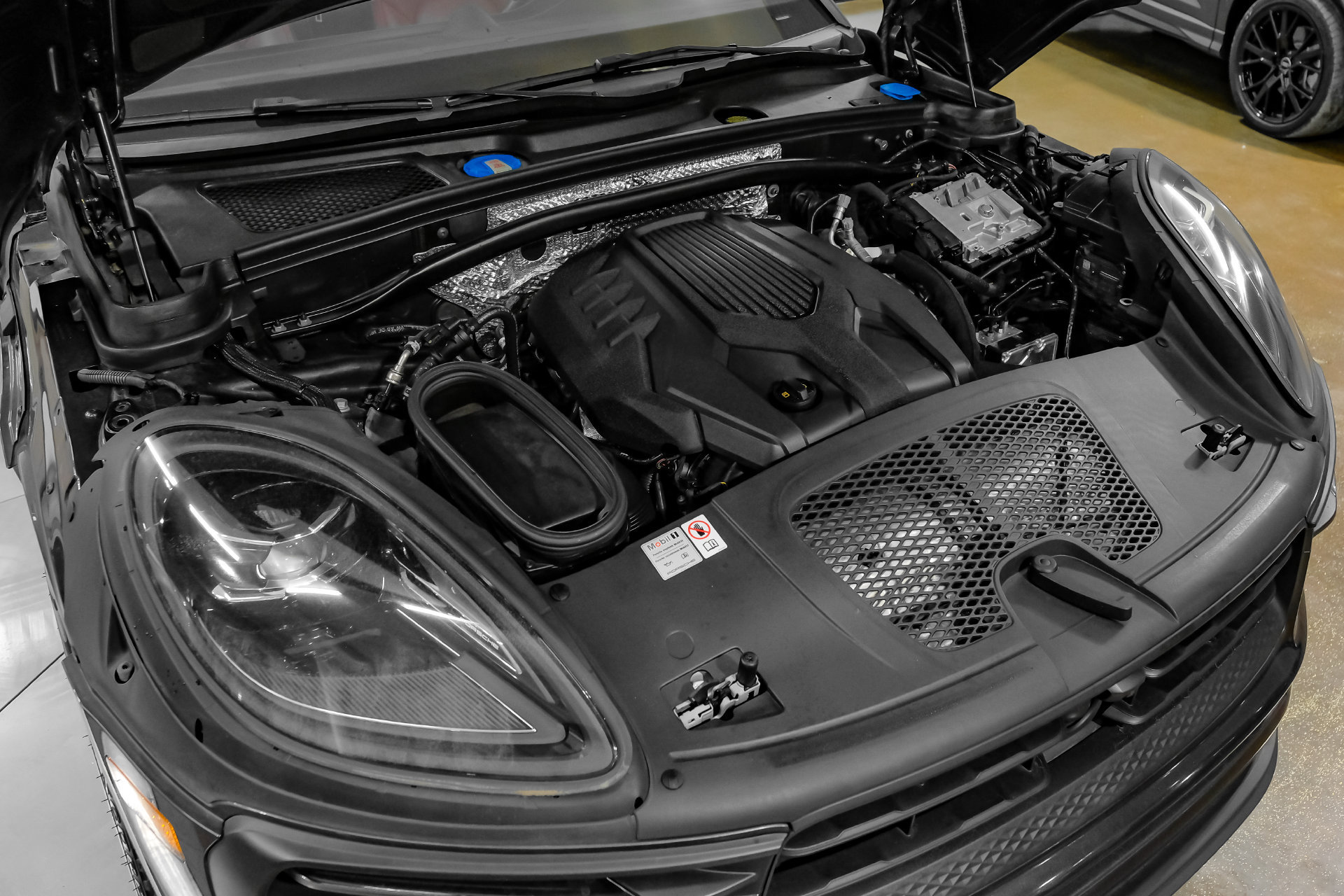 Used 2024 Porsche Macan AWD/4WD image 55
