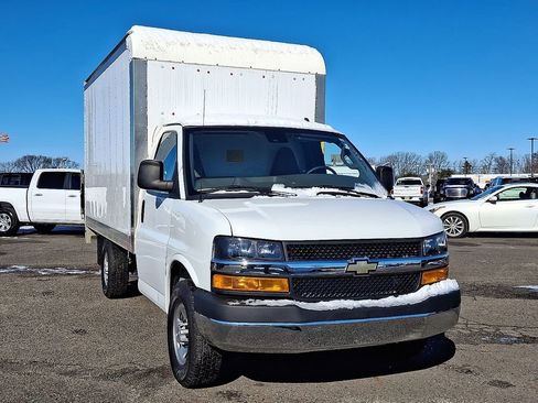 Used 2023 Chevrolet Express 3500 RWD image 2