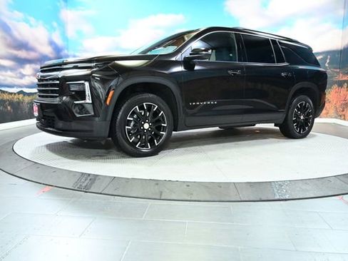 Used 2025 Chevrolet Traverse LT w/ Sun and Wheel Package image 4