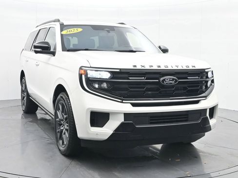 New 2025 Ford Expedition Platinum w/ Stealth Performance Package image 4