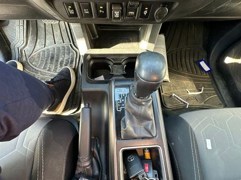 Used 2022 Toyota Tacoma TRD Off-Road w/ Technology Package AWD/4WD image 17