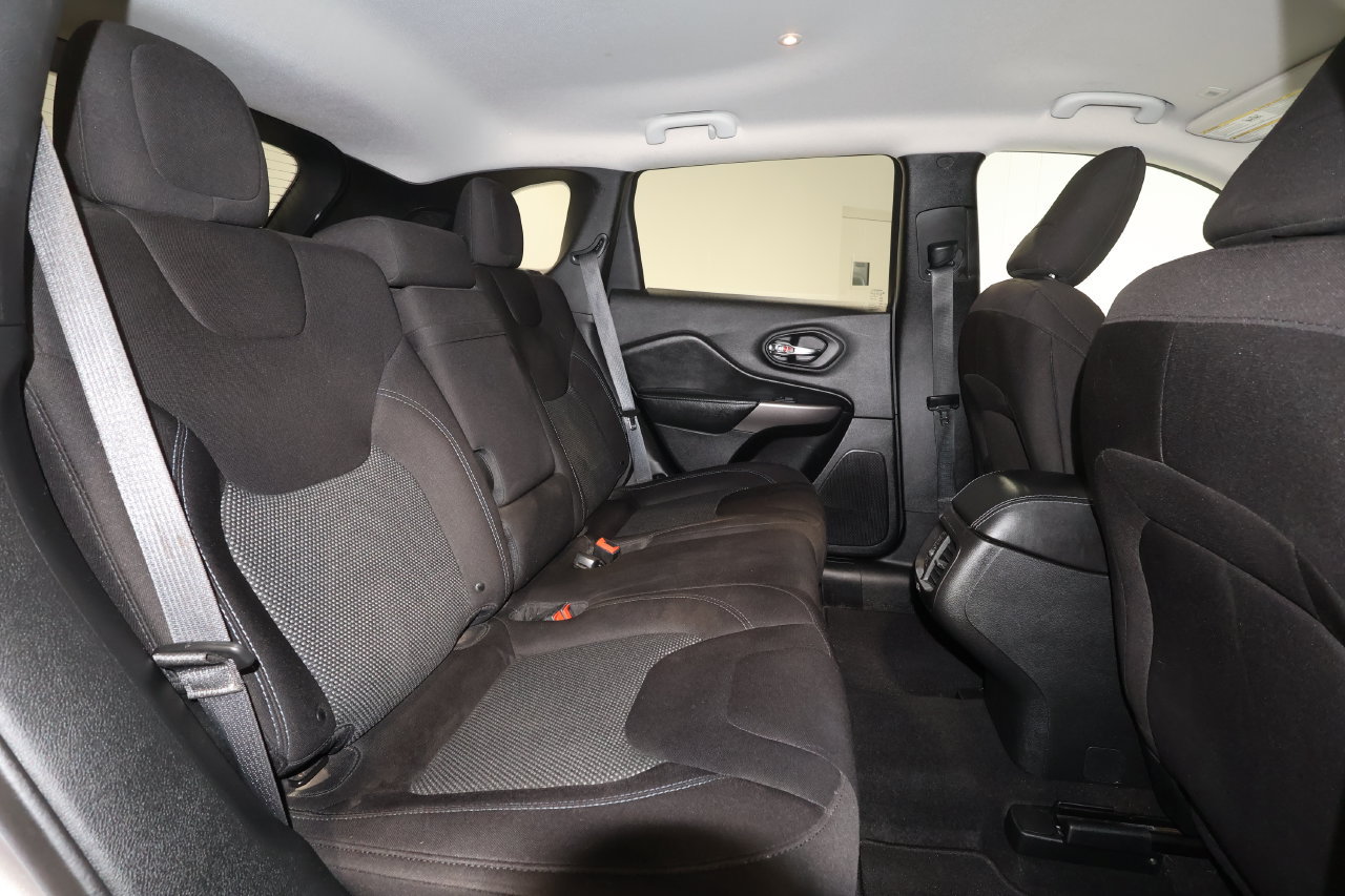 Used 2019 Jeep Cherokee Latitude w/ Popular Appearance Group FWD image 16
