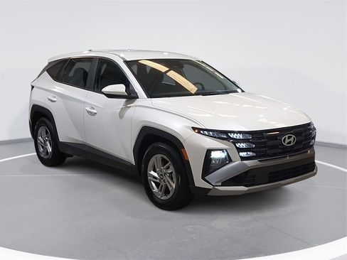 Certified 2025 Hyundai Tucson SE image 3