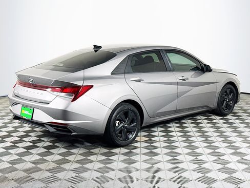 Used 2023 Hyundai Elantra SEL w/ Preferred Accessory Package FWD image 10