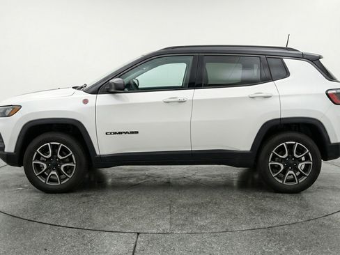 Used 2025 Jeep Compass Trailhawk image 5