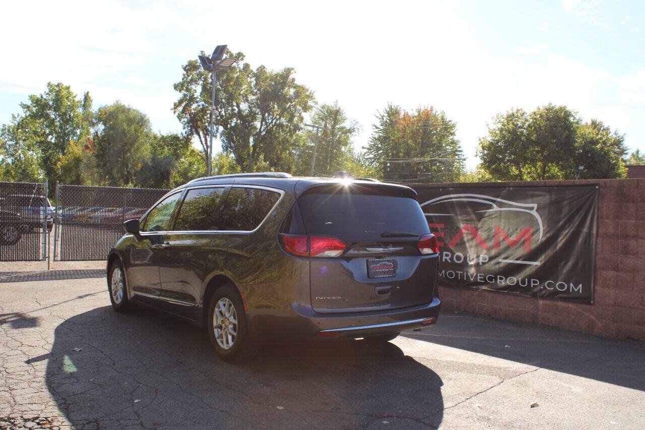 Used 2020 Chrysler Pacifica Touring-L FWD image 3