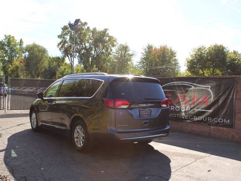 Used 2020 Chrysler Pacifica Touring-L FWD image 3