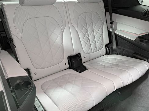 Used 2025 BMW X7 xDrive40i w/ Premium Package image 42