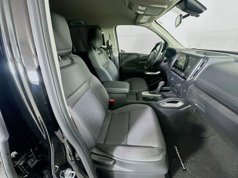 Used 2025 Nissan Frontier SV image 29