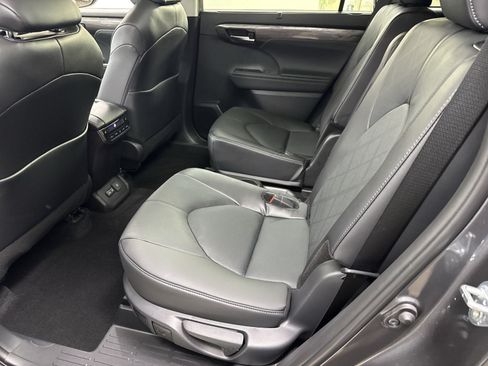 Used 2025 Toyota Highlander Platinum AWD/4WD image 37