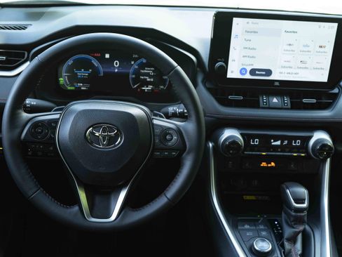 Used 2025 Toyota RAV4 XSE w/ Weather Package AWD/4WD image 19