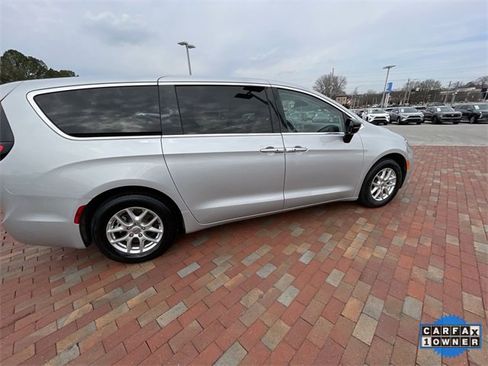 Used 2024 Chrysler Pacifica Touring-L image 36