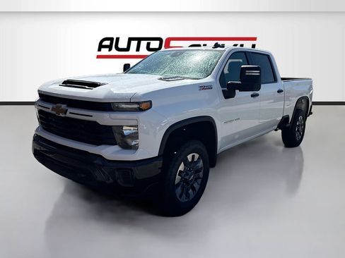 Used 2025 Chevrolet Silverado 2500 Custom w/ Custom Value Package image 3