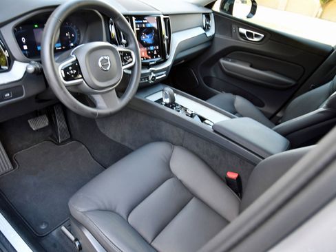 Used 2025 Volvo XC60 B5 Plus image 8