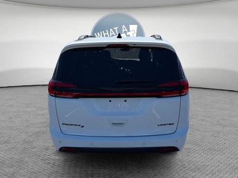 Used 2025 Chrysler Pacifica Limited FWD image 5