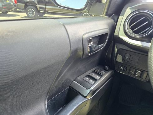 Used 2021 Toyota Tacoma TRD Sport AWD/4WD image 31