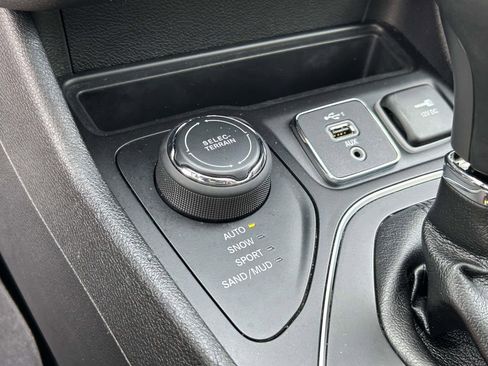 Used 2019 Jeep Cherokee Latitude Plus w/ Comfort/Convenience Group image 28