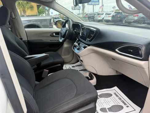 Used 2017 Chrysler Pacifica Touring image 13