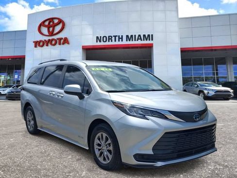 Used 2021 Toyota Sienna LE FWD image 1