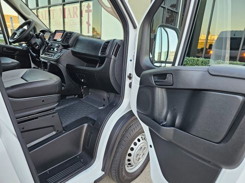 Used 2025 RAM ProMaster 2500 w/ Convenience Group image 27
