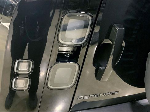 New 2026 Land Rover Defender 110 X-Dynamic SE image 14