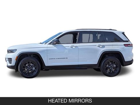Used 2025 Jeep Grand Cherokee Altitude AWD/4WD image 5