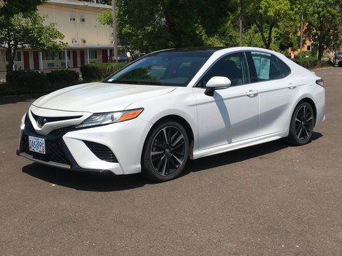 Used 2018 Toyota Camry XSE FWD image 1