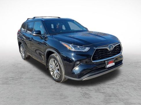 Used 2023 Toyota Highlander Platinum image 3