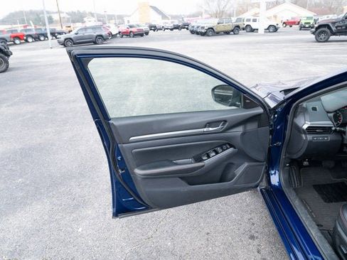 Used 2024 Nissan Altima 2.5 SR image 10