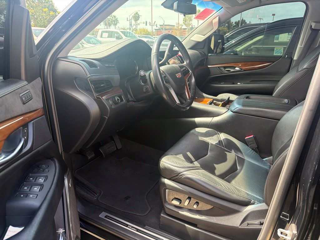 Used 2018 Cadillac Escalade Luxury RWD image 6