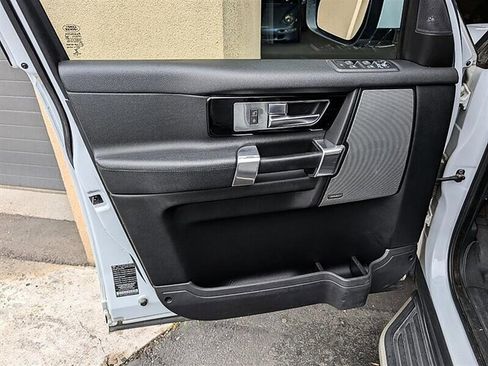 Used 2016 Land Rover LR4 HSE image 17