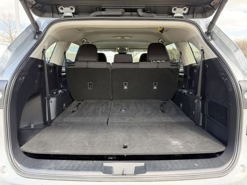 Used 2024 Toyota Highlander LE image 29