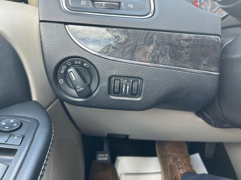 Used 2015 Chrysler Town & Country Touring-L w/ Driver Convenience Group image 25