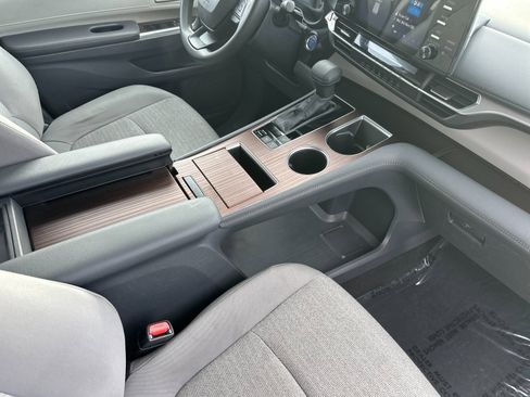 Used 2024 Toyota Sienna LE image 17