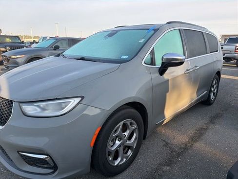 Used 2023 Chrysler Pacifica Limited image 2