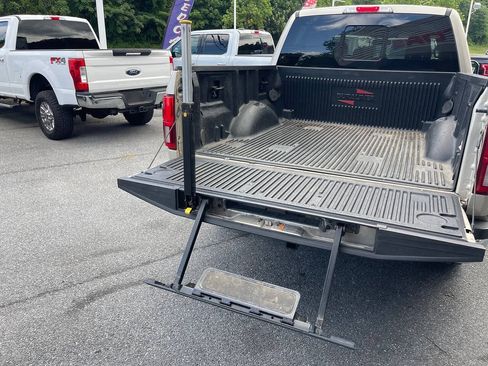 Used 2018 Ford F150 Lariat w/ Equipment Group 502A Luxury AWD/4WD image 9