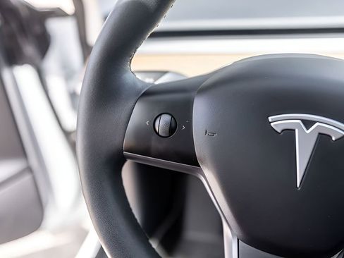 Used 2023 Tesla Model 3 Standard Range RWD image 13