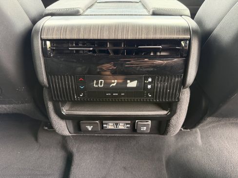 Used 2024 Jeep Wagoneer L Series III w/ Flexible Seating Group AWD/4WD image 16