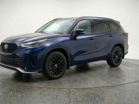 Used 2025 Toyota Highlander XSE image 3