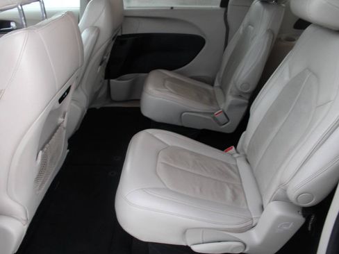 Used 2021 Chrysler Pacifica Touring-L FWD image 15
