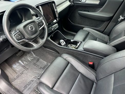 Certified 2025 Volvo XC40 B5 Plus AWD/4WD image 9