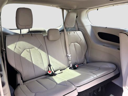 Used 2021 Chrysler Pacifica Limited image 31
