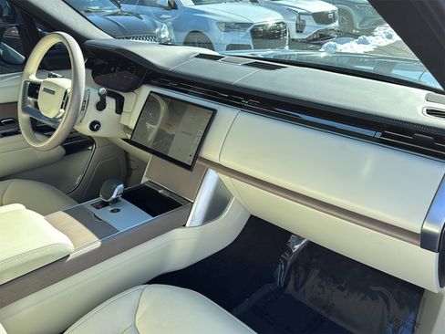Used 2025 Land Rover Range Rover SE image 26