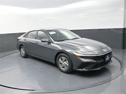 New 2026 Hyundai Elantra SE image 2