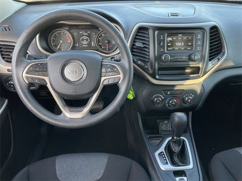 Used 2018 Jeep Cherokee Latitude image 10