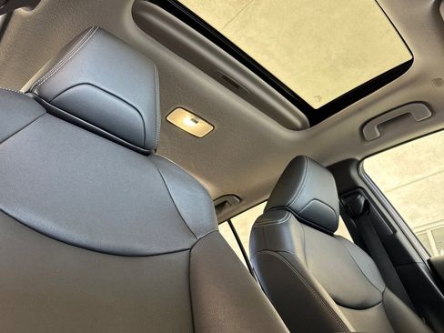 Used 2022 Toyota Corolla Cross XLE w/ Convenience Package FWD image 19