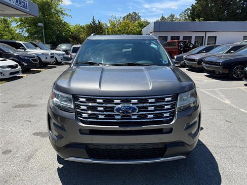 Used 2017 Ford Explorer XLT w/ Equipment Group 202A AWD/4WD image 3