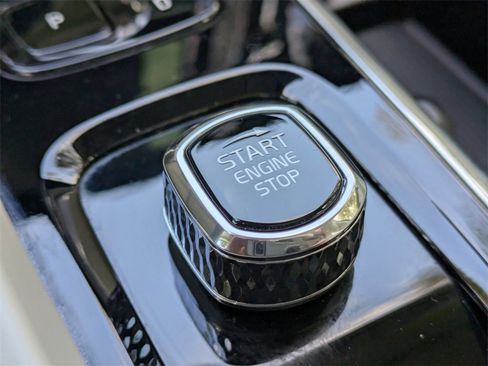 Certified 2023 Volvo XC60 B5 Ultimate w/ Protection Package Premier image 42